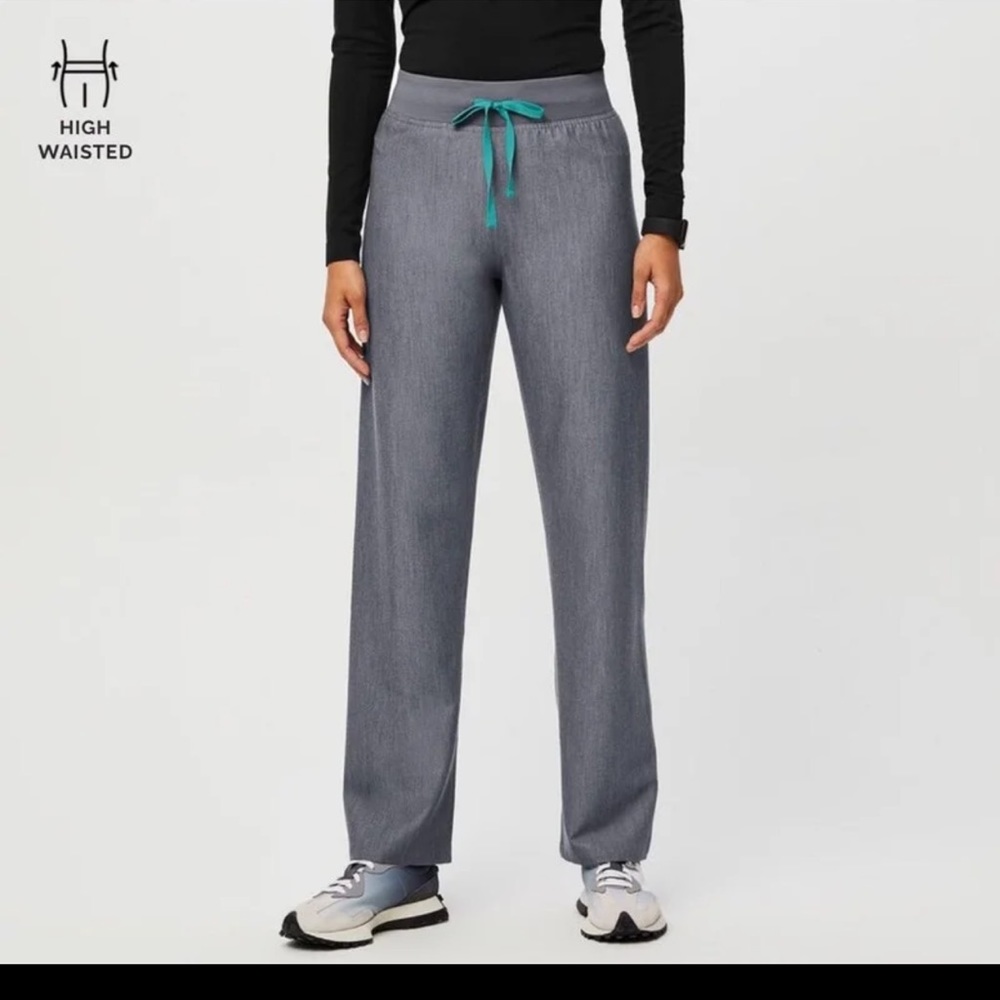 FIGS Livingston Basic Scrub Pants
In Graphite Grey
Size Medium